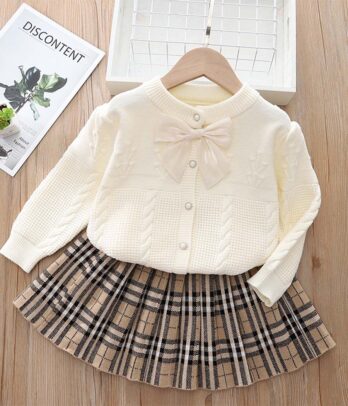 Ensemble de cardigan blanc cassé et jupe à carreaux