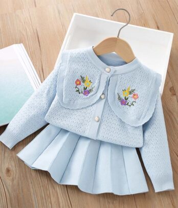 Ensemble bleu ciel avec cardigan doux et jupe plissée légère. Confortable, élégant et frais, idéal pour toutes les saisons et les occasions spéciales.