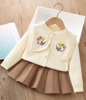 Robe florale adorable avec petites oreilles de lapin, coupe évasée et détails ludiques. Confortable et féerique, parfaite pour le printemps et les journées spéciales.