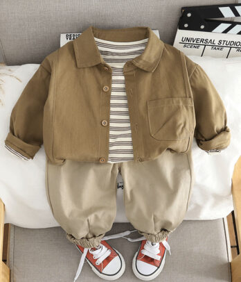 Set de trois pièces marron avec t-shirt à rayure