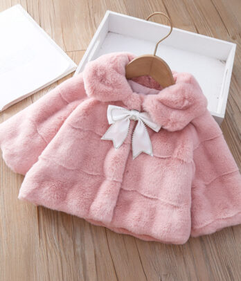 Veste en fourrure de couleur rose à nœud papillon