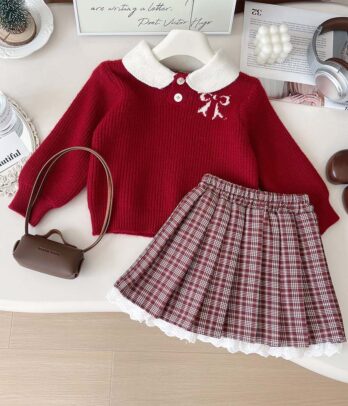 Ensemble de jupe à careau et pull rouge en laine