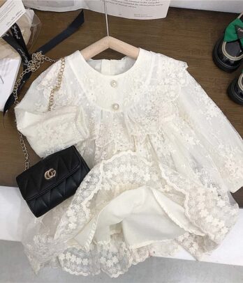 Robe blanche délicate en dentelle pour fillettes