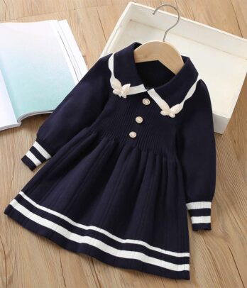 Robe en laine bleu marine à col claudine décoré de papillon