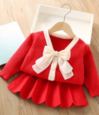 Set rouge de jupe plissée et pull à noeud papillon