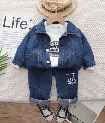 Ensemble de jean foncé de deux pièces avec pull blanc imprimé