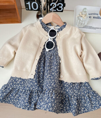 Robe bleue fleurie avec gilet off-white