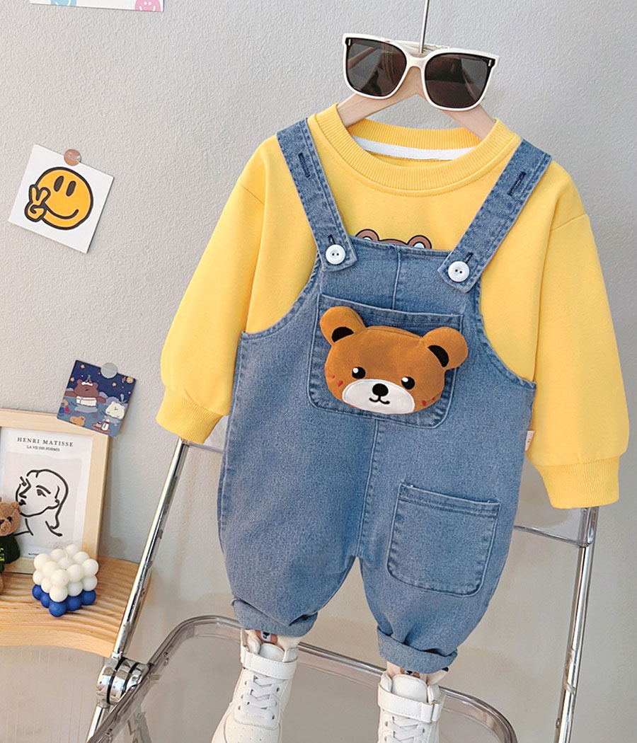 O1CN01h5L0oM1YwNtJ3awjd_!!3999413123-0-cib (1) Ensemble de salopette en jean avec ourson et pull jaune – Image 1