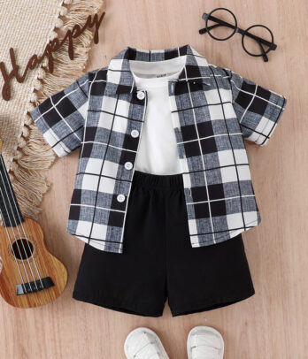 Ensemble estival de chemise à carreaux, short et T-shirt basique