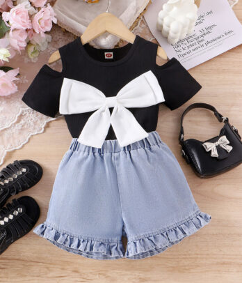 Ensemble chic contrasté – Short en jean et haut noir à nœud fantaisie