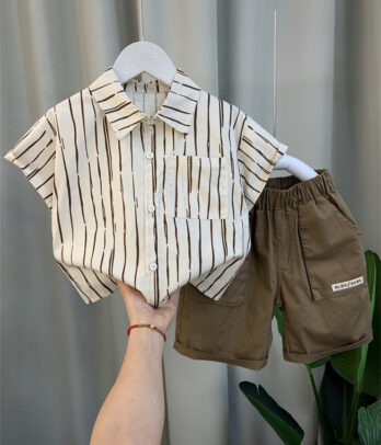 Chemise blanche à rayures avec short kaki