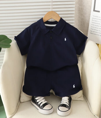 Set bleu nuit de short et T-shirt style polo