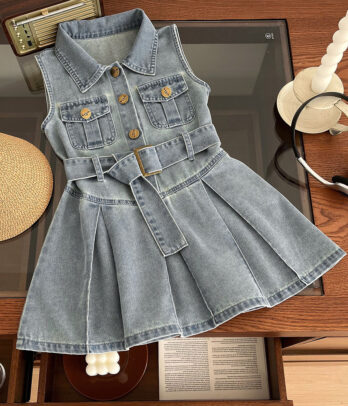 Robe en jean clair à col classique avec ceinture