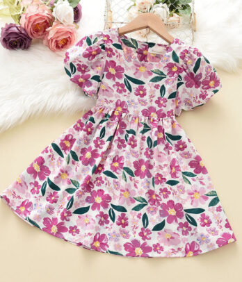 Robe d'été florale à manches bouffantes avec ouverture élégante sur le dos