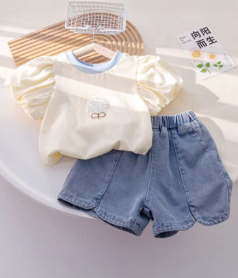 Short en jean clair large avec T-shirt à manches bouffantes pour fillettes