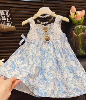 Robe bleue avec touche délicate en dentelles