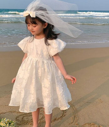 Robe estivale à fleurs blanches en relief