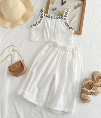 Assortiment de crop top brodé et pantalon carré blanc en lin