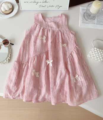 Robe rose clair à reflets avec nœuds papillons