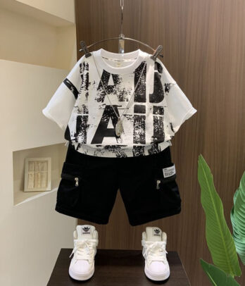 Ensemble de deux pièces composé d'un pull imprimé et short noir