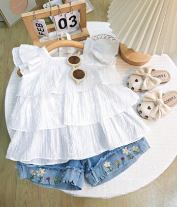 Set de chemise blanche à volants et short en jean brodé