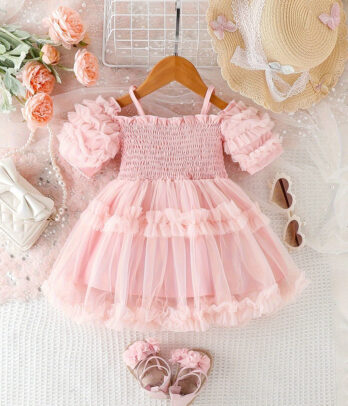 Robe rose en tulle à manches courtes et tombantes