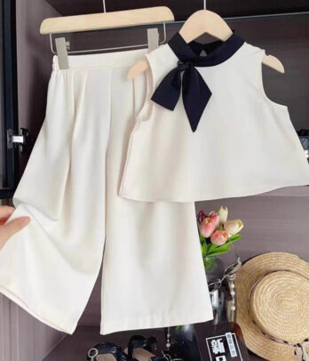 Ensemble de pantalon carré blanc avec crop à nœud noir