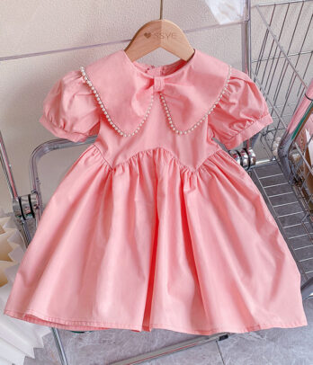 Petite robe rose à manches bouffantes et col perlé