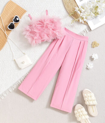 Ensemble rose de pantalon classique et haut fleuri en relief