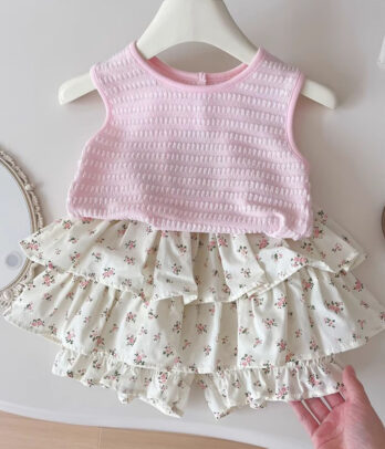 Ensemble adorable de haut rose et short bouffant fleuri