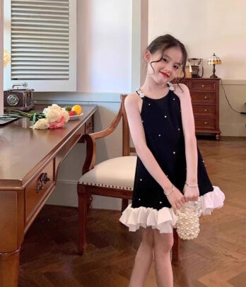 Robe noire sans manches à bretelles perlées