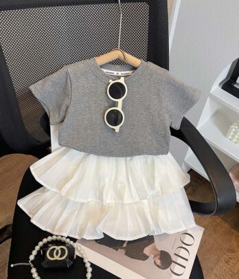 Set de T-shirt gris avec jupe volantée blanche