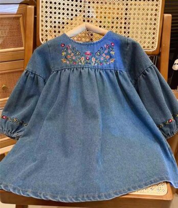 Robe en jean douce et légère ornée de broderies florales délicates. Confortable et élégante, elle est parfaite pour le quotidien ou les occasions spéciales.