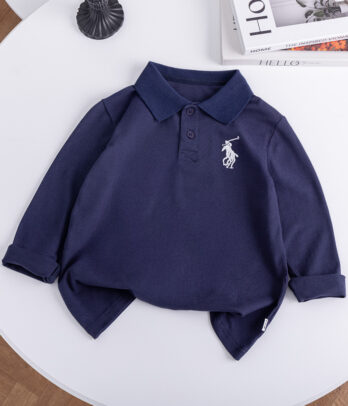 Pull style polo tendance de couleur bleu nuit