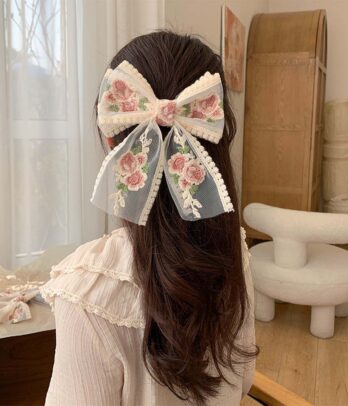 Accessoire à cheveux en dentelle brodée