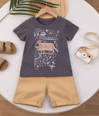 Ensemble composé de T-shirt gris foncé imprimé et bermuda beige