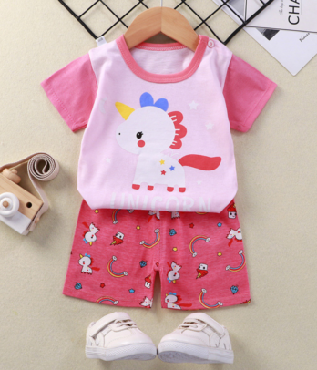Pyjama "Licorne" composé de T-shirt rose et short imprimé