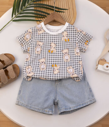 T-shirt à nounours avec short en jean clair léger