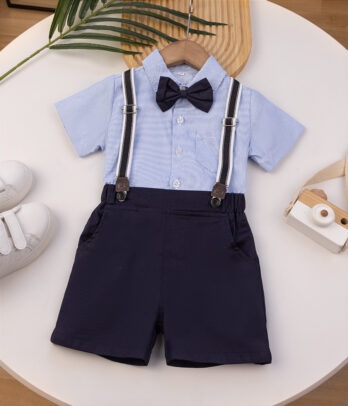 Ensemble estival classique bleu de chemise et short à bretelles