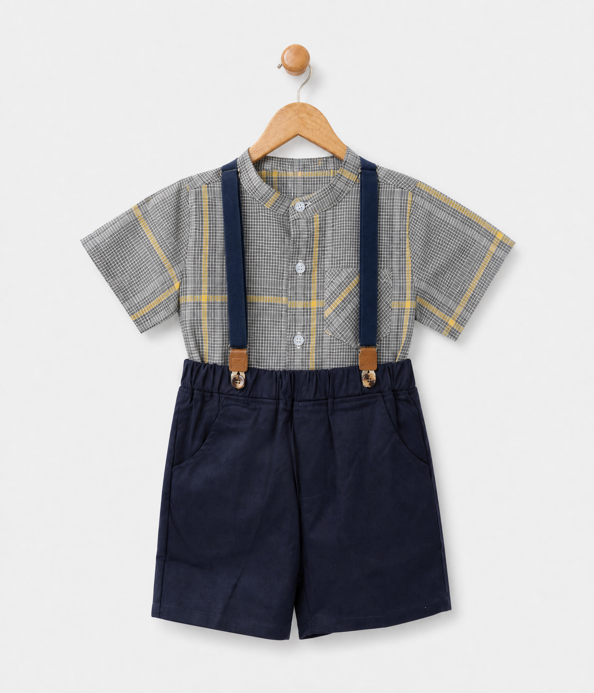 67118 Chemise grise à carreaux avec short en toile bleu à bretelles – Image 1