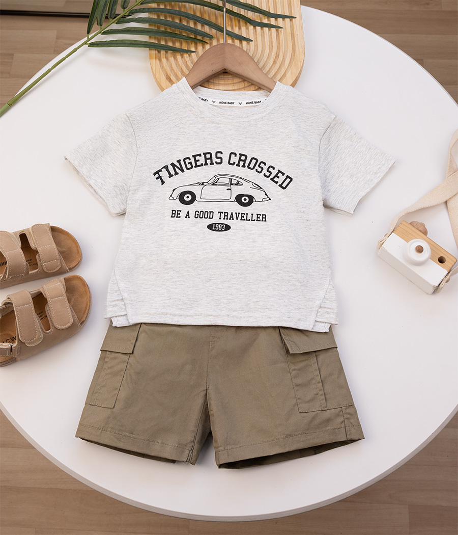 8 Ensemble de short vert olive et T-shirt gris clair imprimé – Image 1