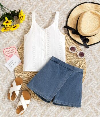 Short en jean simple avec chemise blanche sans manches