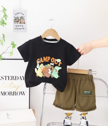 Ensemble de T-shirt noir imprimé et short beige en toile