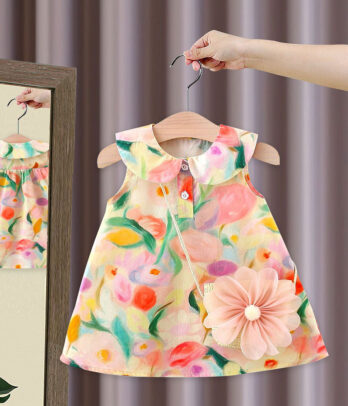 Robe florale à col claudine et petit sac en paille