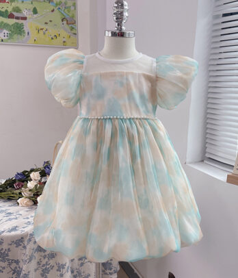 Robe de fêtes blanche bouffante avec effet peinture sur soie