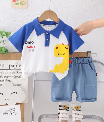 Ensemble ludique de T-shirt "Dinosaure' et short en jean clair