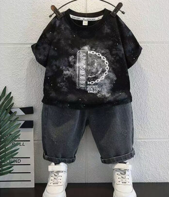 Set décontracté composé d'un short en jean et T-shirt noir imprimé