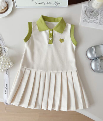 Robe de Tennis blanche avec détails verts à jupon plissée