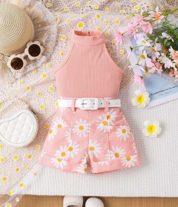 Short rose clair à fleurs avec haut sans manches rose basique