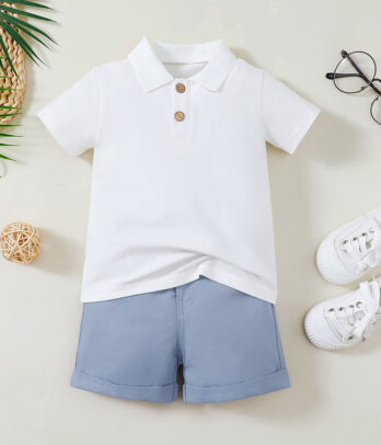 Set élégant d'un polo blanc basique et short bleu